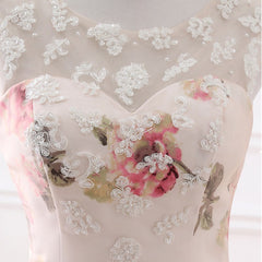 Hermoso vestido formal de organza con flores y encaje