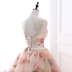 Hermoso vestido formal de organza con flores y encaje