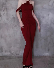 Vestido de fiesta rojo vino con cuello halter y hombros descubiertos