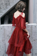 Vestido de fiesta corto con escote en V y tirantes de tul color rojo vino