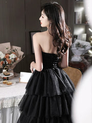 Vestido de fiesta largo con capas de tul negro