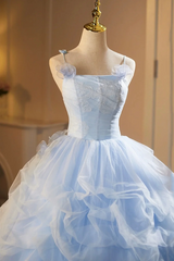 Vestido de fiesta de tul en capas con tirantes finos en azul claro