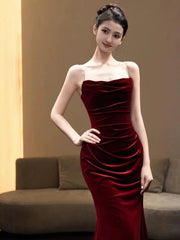 Vestido largo de fiesta con tirantes de terciopelo estilo sirena color rojo vino