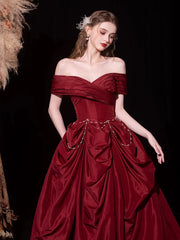 Vestido de fiesta largo con hombros descubiertos y escote en forma de corazón en color rojo vino
