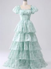 Vestido de fiesta verde claro con mangas cortas y capas