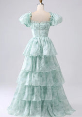 Vestido de fiesta verde claro con mangas cortas y capas