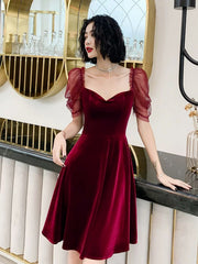 Vestido de fiesta corto hasta la rodilla de terciopelo rojo vino