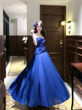 Vestido de noche azul de gasa con corte en A y largo hasta el suelo