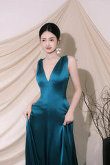 Vestido de fiesta azul de satén con cuello halter, corte A, espalda baja y largo hasta el suelo