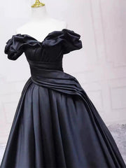 Vestido de fiesta largo de satén negro con escote en forma de corazón y hombros descubiertos