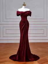 Vestido formal largo de sirena con hombros descubiertos en color rojo vino