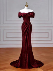 Vestido formal largo de sirena con hombros descubiertos en color rojo vino