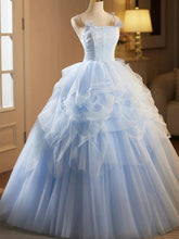 Vestido de fiesta de tul en capas con tirantes finos en azul claro