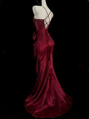 Vestido largo de fiesta con tirantes de sirena en color rojo vino