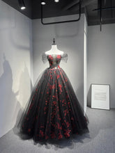 Vestido formal de tul negro y rojo con hombros descubiertos y corte A