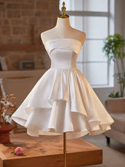 Vestido de graduación de satén blanco con escote alto y bajo