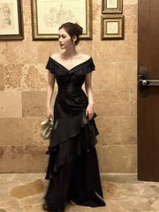 Vestido formal largo de satén negro con hombros descubiertos y capas