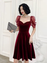 Vestido de fiesta corto hasta la rodilla de terciopelo rojo vino