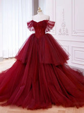 Vestido formal largo de tul rojo vino con escote en forma de corazón y cuentas