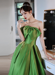 Vestido formal largo de satén verde en forma de A