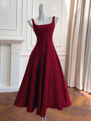 Vestido formal rojo vino con tirantes hasta la rodilla