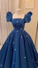 Vestido de novia largo de satén azul con cuentas y mangas cortas