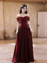 Vestido de fiesta de satén rojo vino con hombros descubiertos y corte A