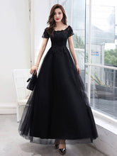Vestido de fiesta negro de tul con apliques de encaje en forma de A