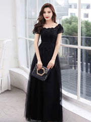 Vestido de fiesta negro de tul con apliques de encaje en forma de A