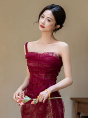 Vestido de fiesta de un solo hombro de tul y encaje rojo vino