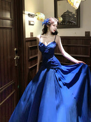 Vestido de noche azul de gasa con corte en A y largo hasta el suelo