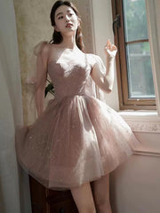 Lindo vestido de fiesta corto de tul brillante en color rosa oscuro con escote en forma de corazón
