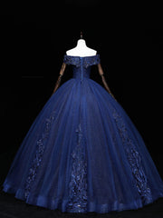 Vestido de fiesta azul marino con hombros descubiertos y tul