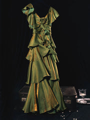 Vestido largo de fiesta de satén con mangas cortas y capas verdes