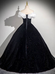 Vestido de fiesta largo de terciopelo negro con hombros descubiertos y escote redondo