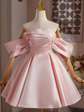 Vestido de fiesta de satén rosa con mangas cortas y corte en A