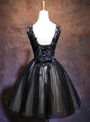 Adorable vestido de fiesta de tul y encaje con escote en V negro