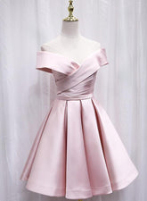 Lindo vestido de fiesta de satén rosa con escote en forma de corazón y hombros descubiertos hasta la rodilla