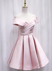 Lindo vestido de fiesta de satén rosa con escote en forma de corazón y hombros descubiertos hasta la rodilla