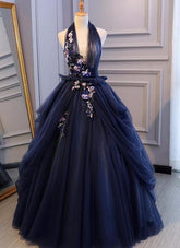 Encantador vestido de fiesta de tul azul marino con cuello halter y apliques de flores