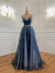 Vestido de fiesta de tul con espalda baja y tirantes de cuentas azul oscuro