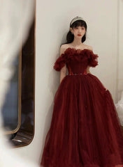 Encantador vestido de fiesta de tul con cuentas y hombros descubiertos en color rojo vino