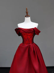 Vestido de fiesta de satén rojo vino con escote corazón y hombros descubiertos