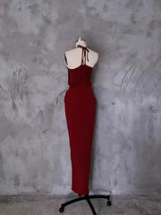 Vestido de fiesta rojo vino con cuello halter y hombros descubiertos