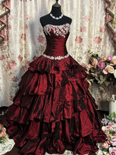 Vestido formal largo de tafetán rojo vino con capas y encaje
