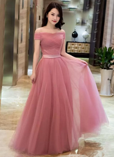 Hermoso vestido de fiesta juvenil rosa con hombros descubiertos y largo hasta el suelo