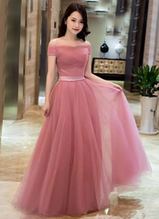 Hermoso vestido de fiesta juvenil rosa con hombros descubiertos y largo hasta el suelo