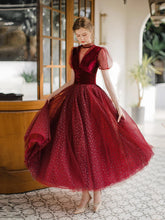 Vestido de fiesta largo hasta la rodilla de terciopelo y tul rojo vino