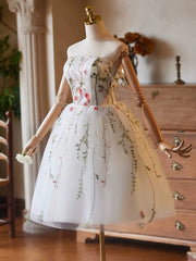 Vestido de fiesta corto de tul color marfil hasta la rodilla con escote redondo