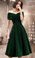 Vestido de dama de honor de terciopelo verde con hombros descubiertos y corte A